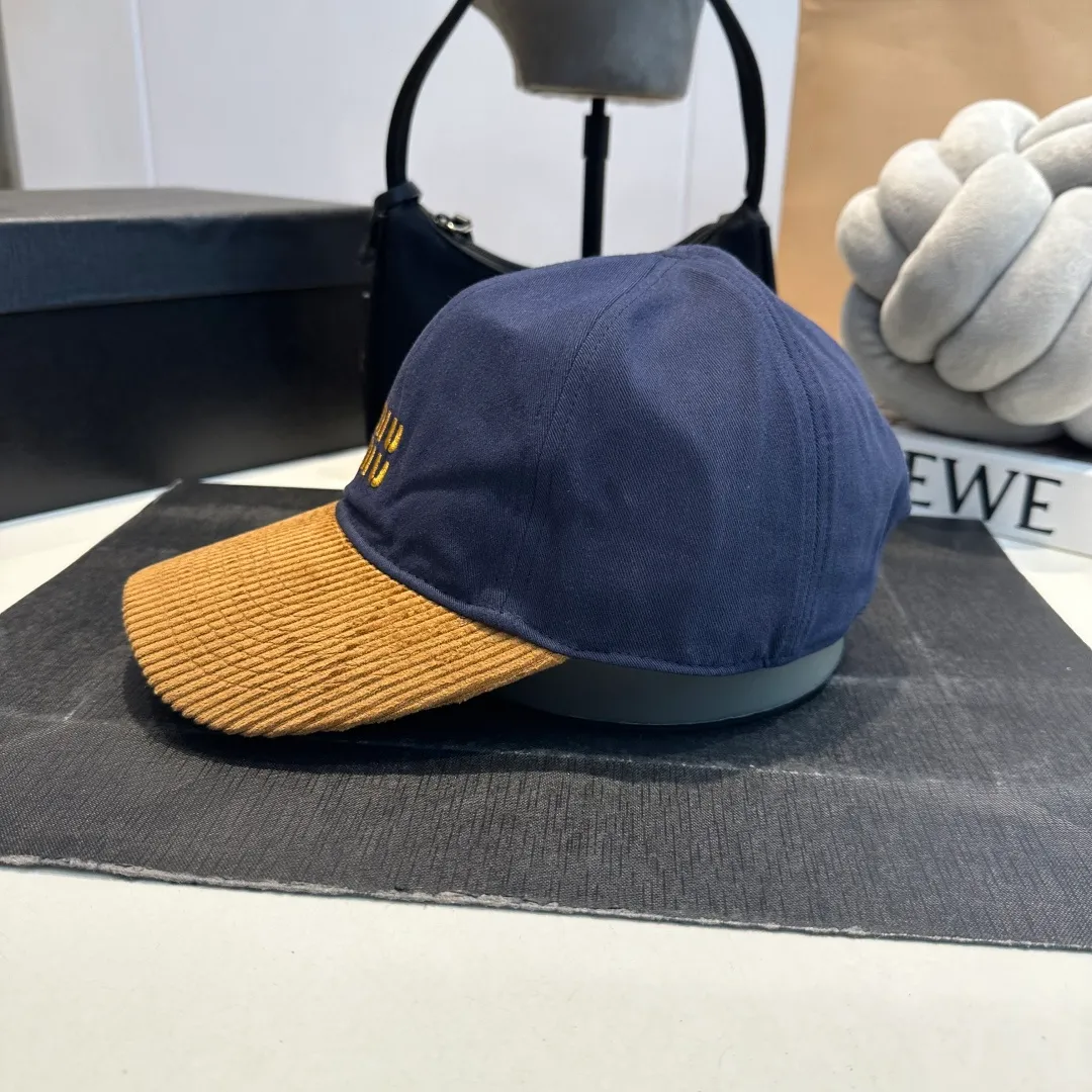 P60 MIU MIU new baseball cap This denim denim baseball cap is decorated with MIUMIU Cruise embroidered micro logo on the side, highlighting the simple brand style and creating a refined, comfortable and charming look.