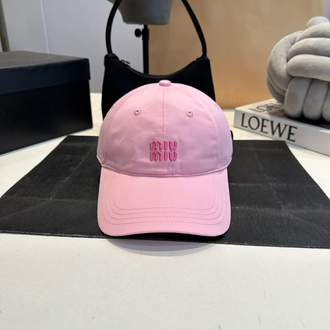 P56 miumiu's new candy-colored summer baseball cap. Color matchmaker. It's so confusing. Add a few more colors and match them as you like.