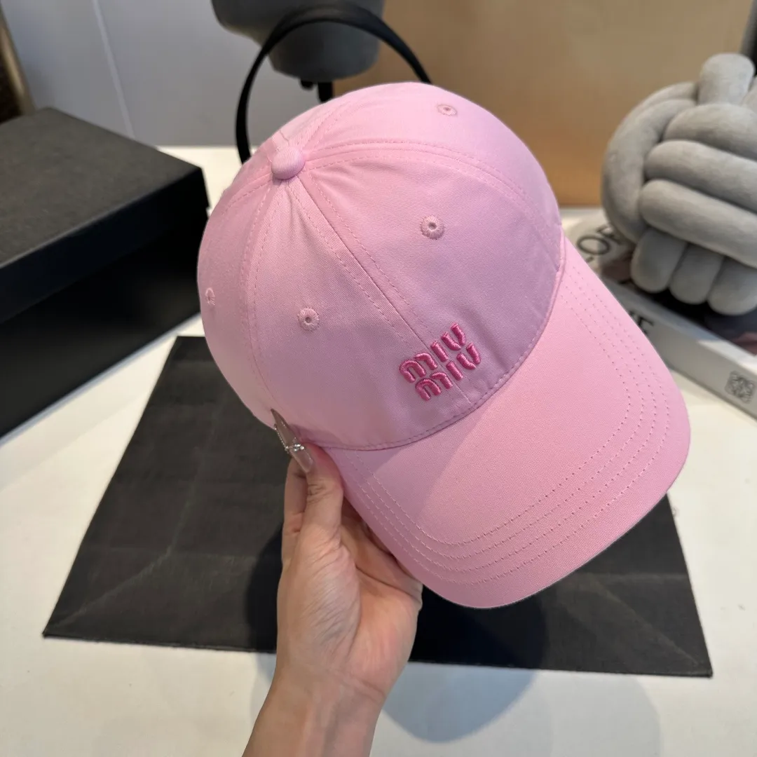 P56 miumiu's new candy-colored summer baseball cap. Color matchmaker. It's so confusing. Add a few more colors and match them as you like.