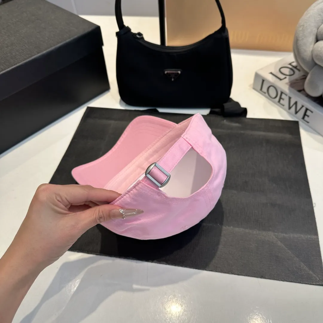P56 miumiu's new candy-colored summer baseball cap. Color matchmaker. It's so confusing. Add a few more colors and match them as you like.