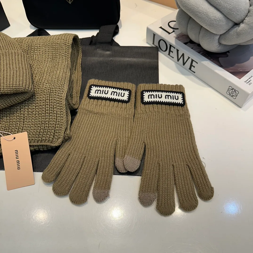 P170 MiuMiu～The new autumn and winter cold hat knitted hat three-piece set, hat, gloves and scarf, super soft and stretchy, very warm, with an amazing concave shape!