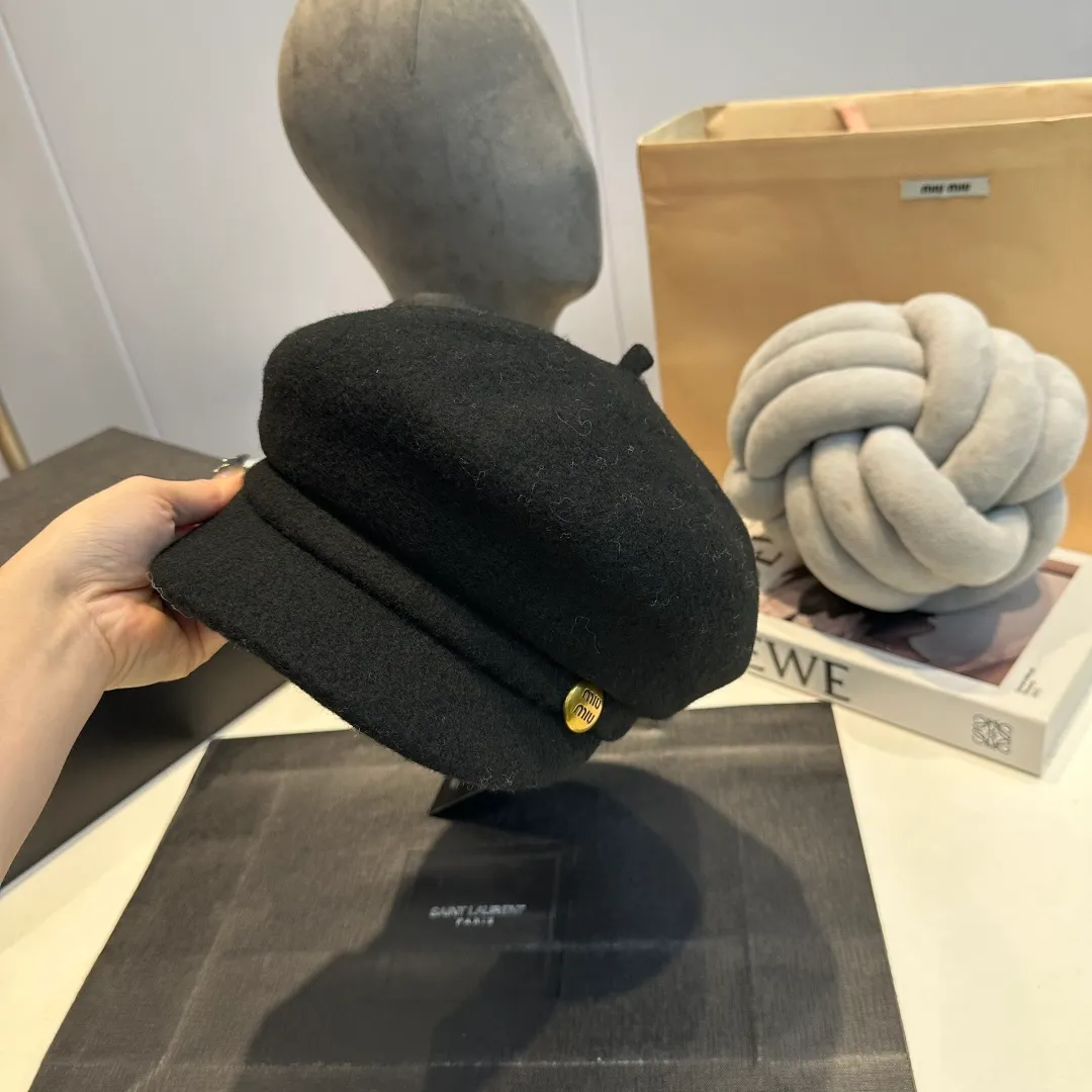 P70 miumiu's new wool autumn and winter octagonal hat is the one that shows off your face! A solid color hat🧢 is a permanent and versatile style!