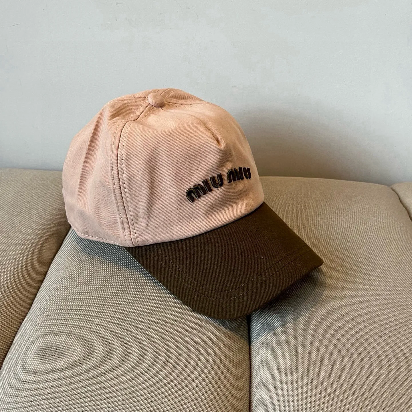 P60 miumiu original spring and summer new baseball cap, authentic mold-making and custom-made, the original workmanship is meticulous and the quality is superb!