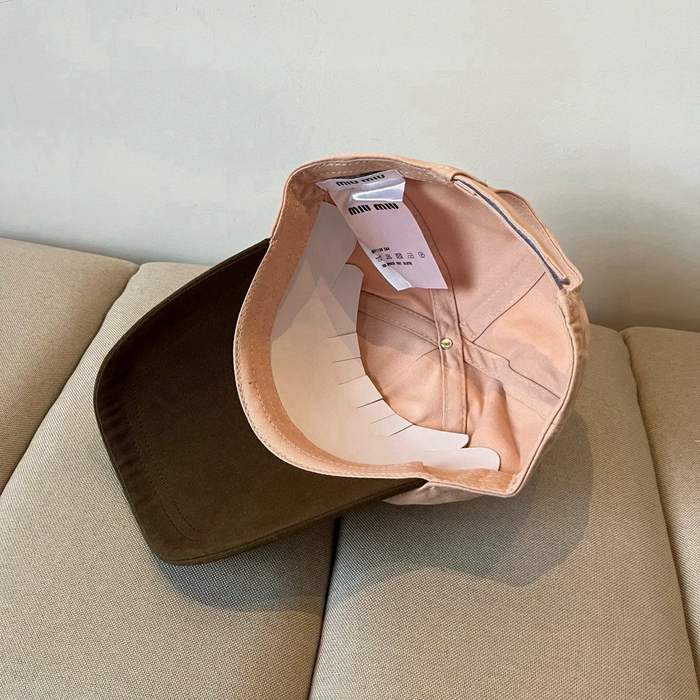 P60 miumiu original spring and summer new baseball cap, authentic mold-making and custom-made, the original workmanship is meticulous and the quality is superb!