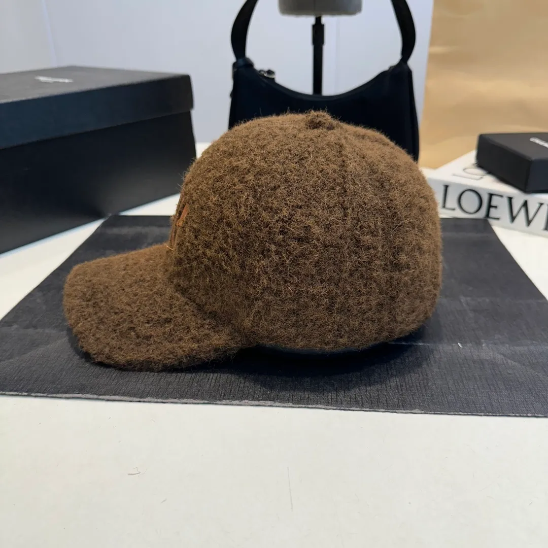 P56 Miumiu Miumiu new order style embroidered baseball cap🧢Big brand style is super easy to match, get it now!