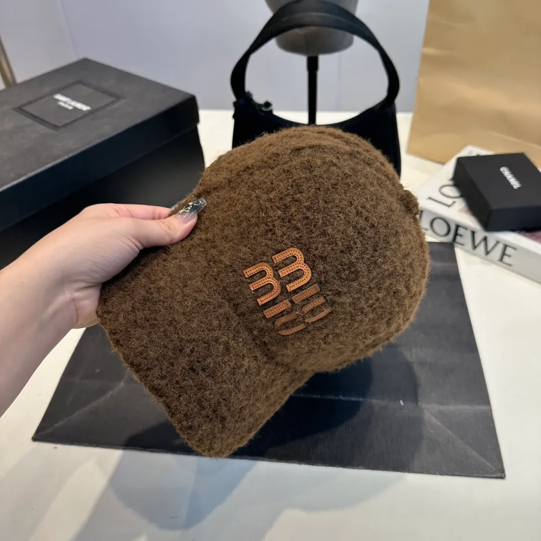 P56 Miumiu Miumiu new order style embroidered baseball cap🧢Big brand style is super easy to match, get it now!