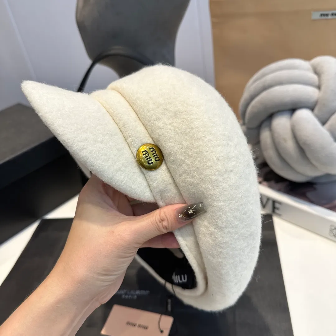 P70 miumiu's new wool autumn and winter octagonal hat is the one that shows off your face! A solid color hat🧢 is a permanent and versatile style!