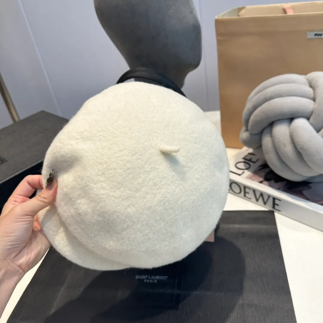 P70 miumiu's new wool autumn and winter octagonal hat is the one that shows off your face! A solid color hat🧢 is a permanent and versatile style!
