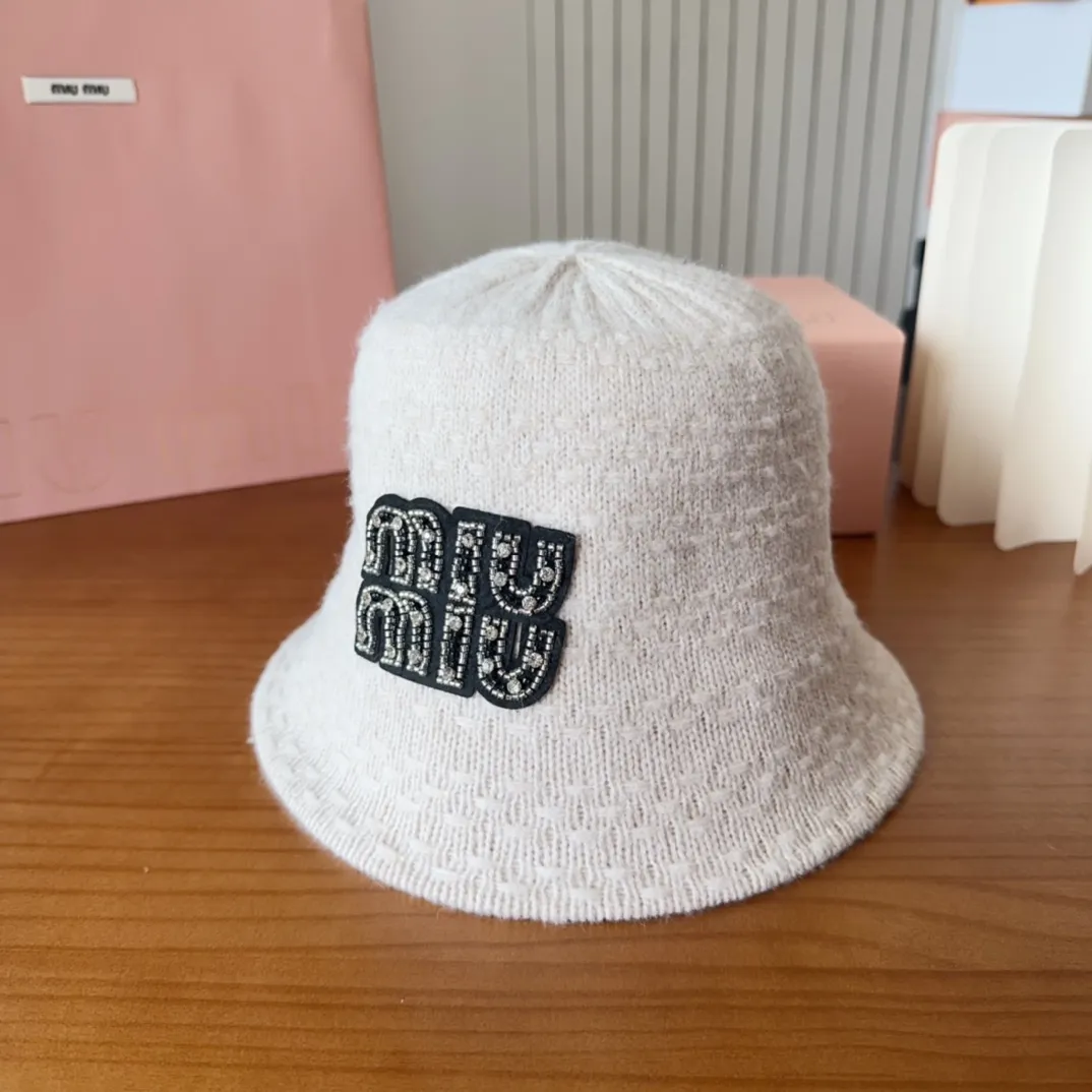 💰60 MIUMIUI knitted striped bucket hat. The soft and waxy striped bucket hat is my favorite. The shape is nice and it looks gentle when paired with the same color.
