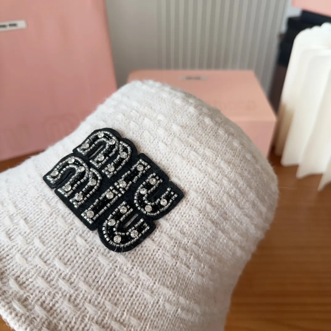 💰60 MIUMIUI knitted striped bucket hat. The soft and waxy striped bucket hat is my favorite. The shape is nice and it looks gentle when paired with the same color.