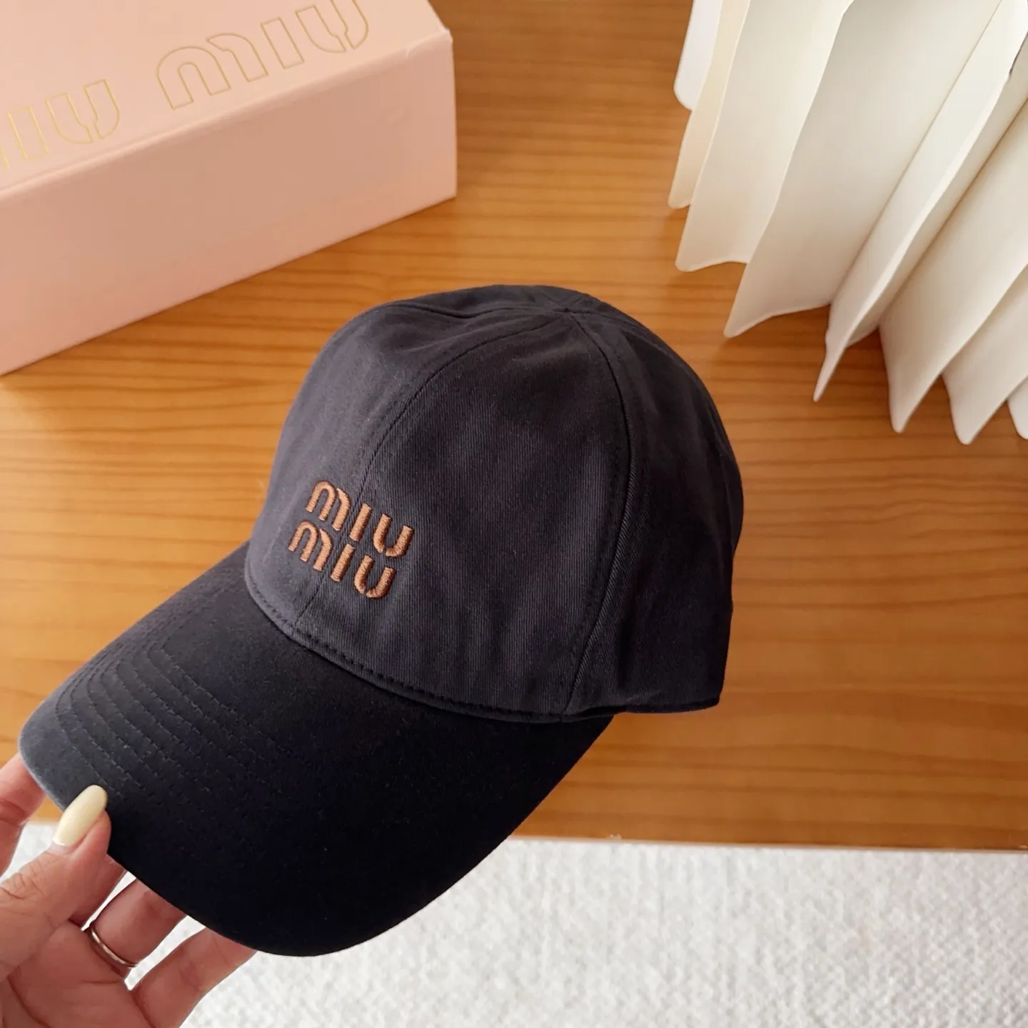 💰60 miumiu new autumn and winter baseball cap from miumiu. The original order is genuine and made to order. The original workmanship is meticulous and the quality is superb!