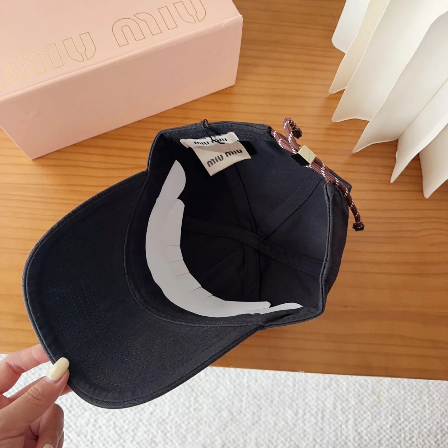 💰60 miumiu new autumn and winter baseball cap from miumiu. The original order is genuine and made to order. The original workmanship is meticulous and the quality is superb!