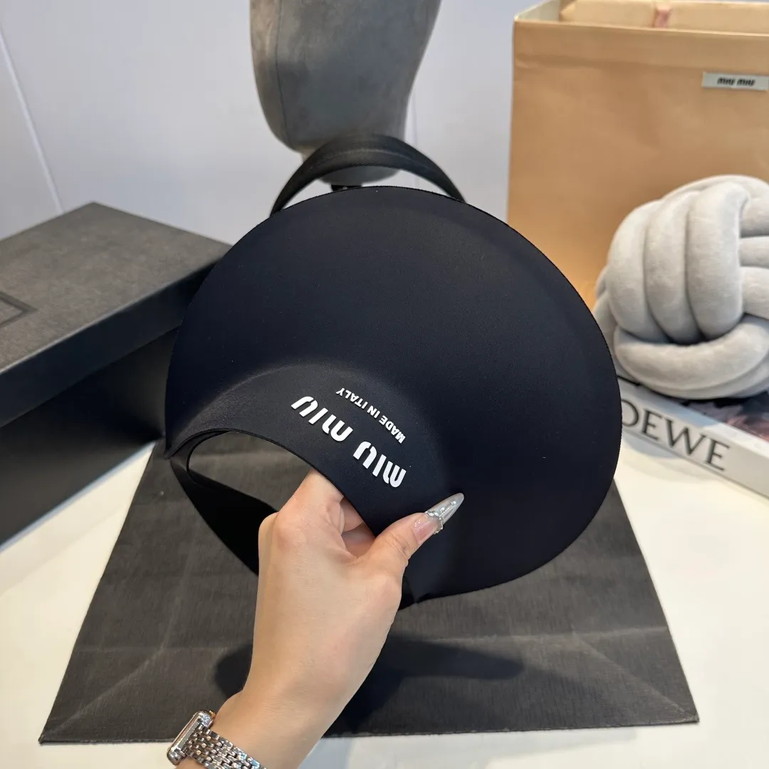 P60 miumiu💞 Summer Ice Silk Empty Hat. The Empty Sun Protection Hat does not delay the ponytail~ The ice silk fabric is practical and beautiful! The design of the large brim can effectively block ultraviolet rays. Multiple colors available.