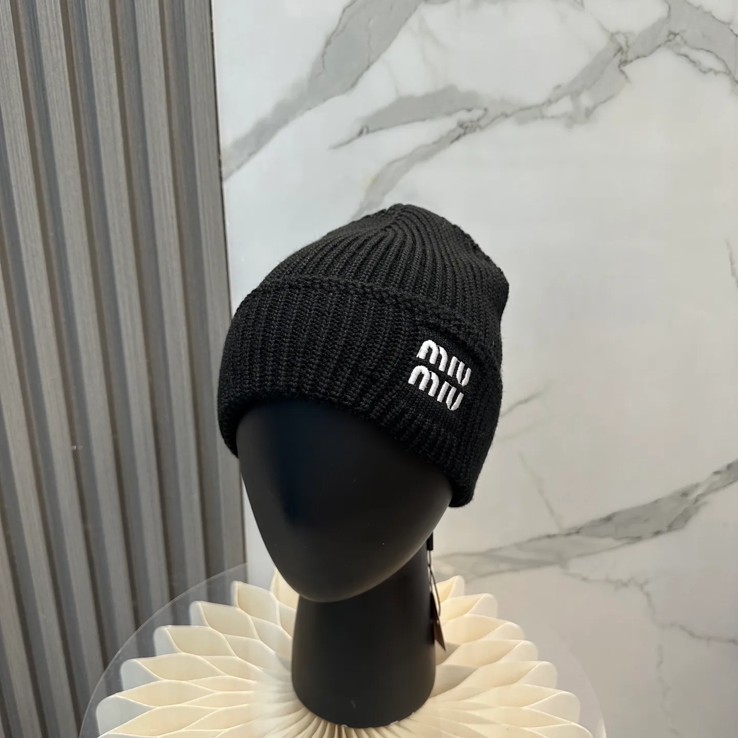 P60 miumiu Miu Miu counter's most popular wool embroidered logo knitted hat! Xiaohongshu’s new product is released, it’s so 🉑️, high-elastic fabric, classic colors, same style for men and women.