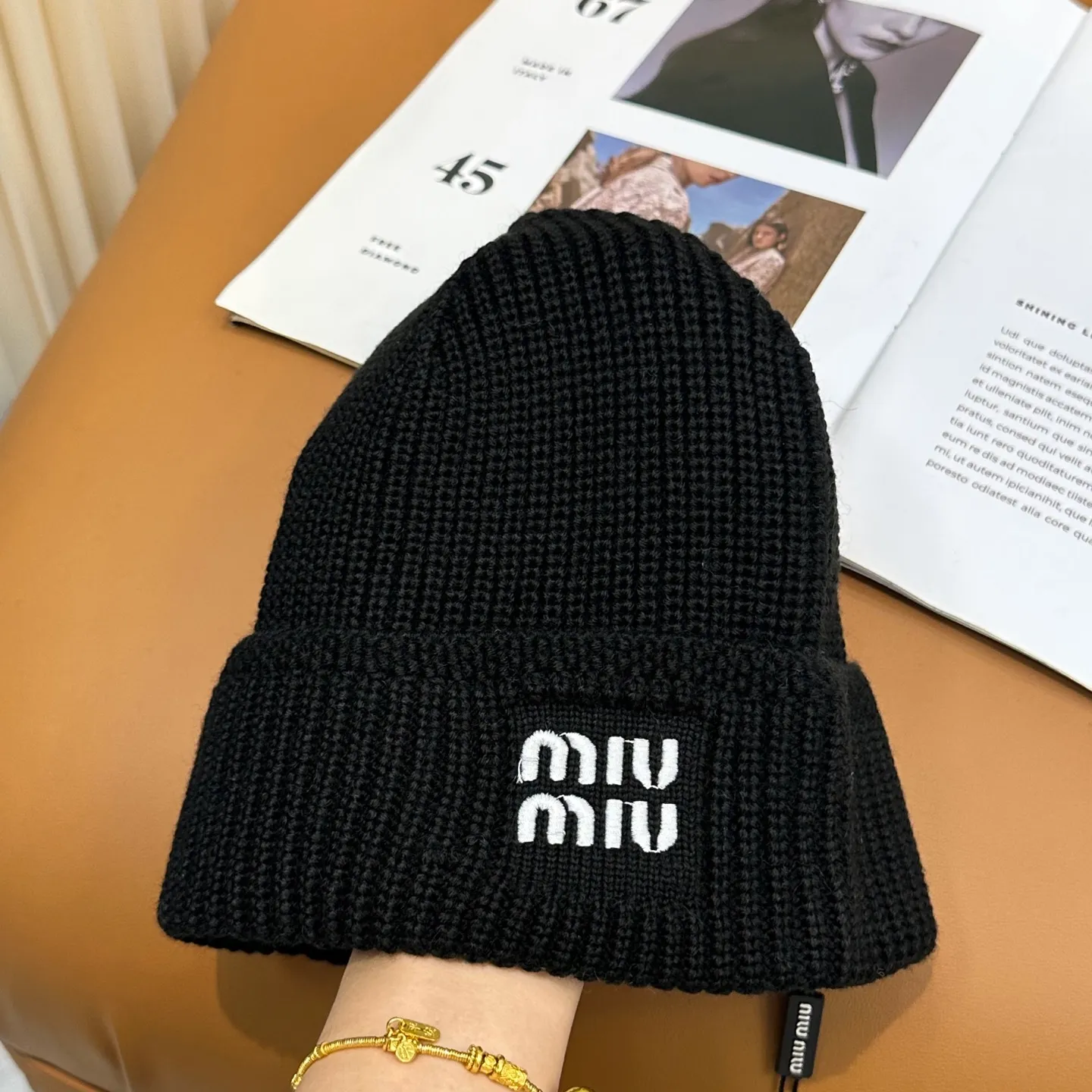 P60 miumiu Miu Miu counter's most popular wool embroidered logo knitted hat! Xiaohongshu’s new product is released, it’s so 🉑️, high-elastic fabric, classic colors, same style for men and women.