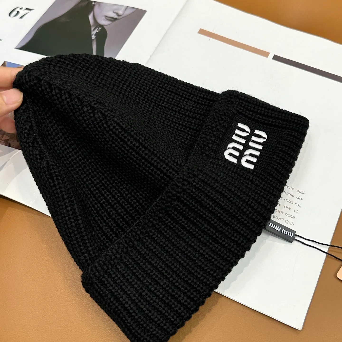 P60 miumiu Miu Miu counter's most popular wool embroidered logo knitted hat! Xiaohongshu’s new product is released, it’s so 🉑️, high-elastic fabric, classic colors, same style for men and women.