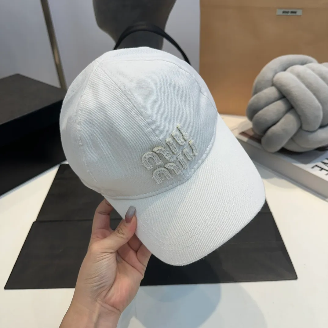 P60 MiuMiu Miu Miu girl's daily baseball cap. A very versatile baseball cap. Classic embroidered logo. Versatile and fashionable.