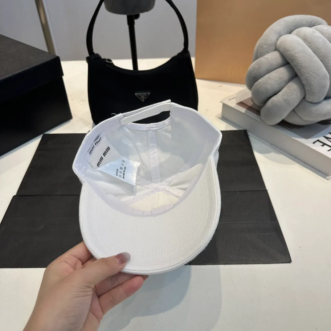 P60 MiuMiu Miu Miu girl's daily baseball cap. A very versatile baseball cap. Classic embroidered logo. Versatile and fashionable.