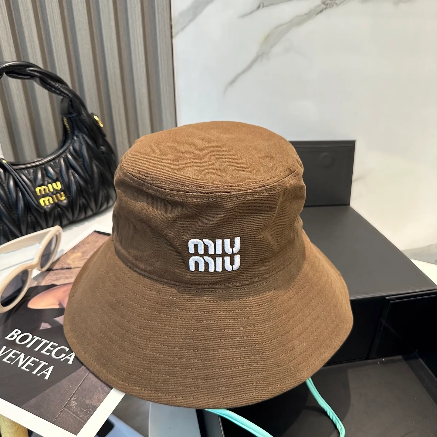 P70 MiuMiu Miu Miu's new fisherman hat | Large brim ~ Increased sun protection range, quality details are in place ~ Hats have always been an inseparable item in daily matching. The fisherman hat will never go out of style. This Miu family has always been loved by everyone. It is casual, versatile, sun-protective and comfortable. It feels very soft but does not affect its shape at all. ​
