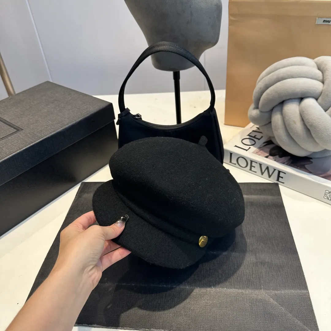 P70 miumiu's new wool autumn and winter octagonal hat is the one that shows off your face! A solid color hat🧢 is a permanent and versatile style!