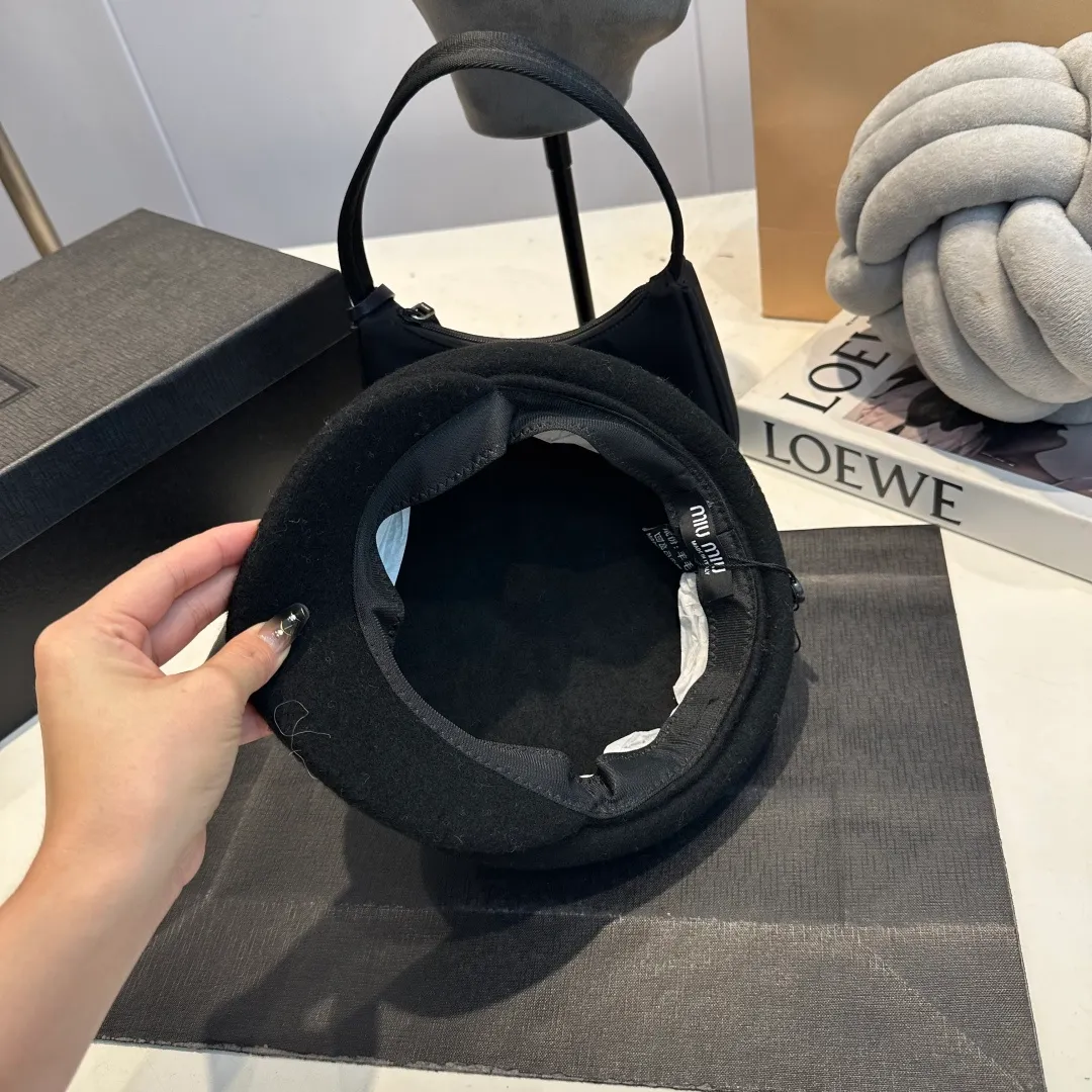 P70 miumiu's new wool autumn and winter octagonal hat is the one that shows off your face! A solid color hat🧢 is a permanent and versatile style!