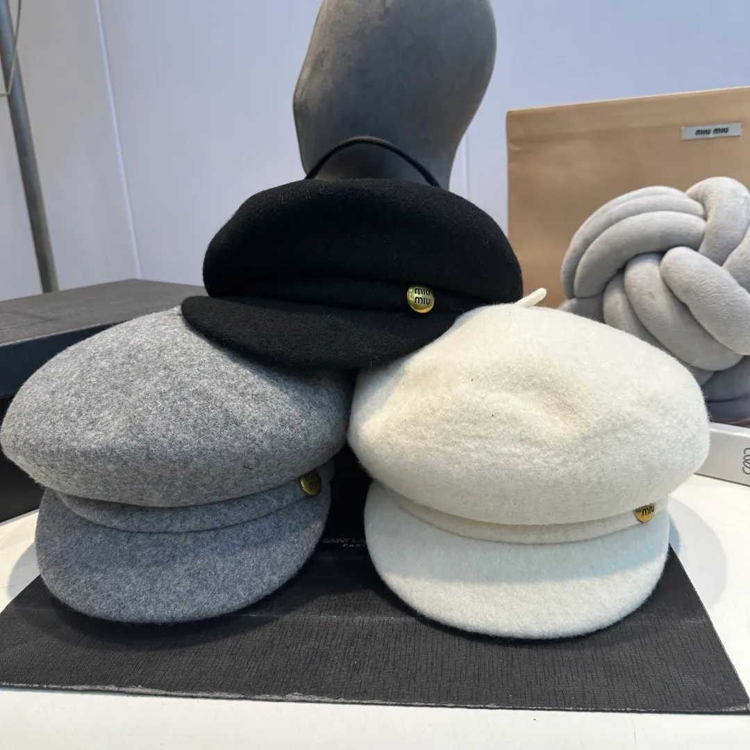 P70 miumiu's new wool autumn and winter octagonal hat is the one that shows off your face! A solid color hat🧢 is a permanent and versatile style!