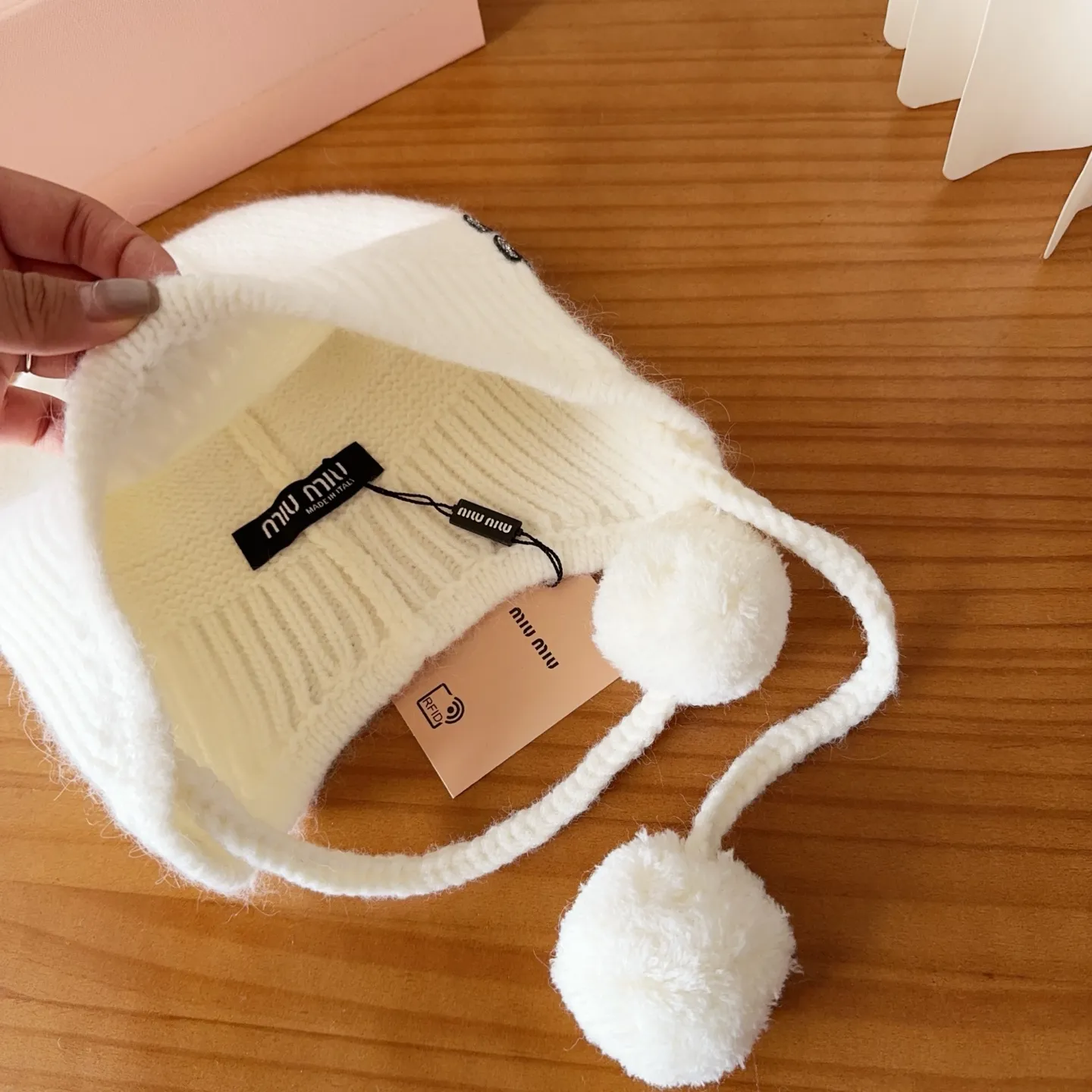 💰86 miumiu’s most popular knitted hat at Miu Miu counter! Xiaohongshu’s new product is released, it’s so 🉑️, high-elastic fabric, classic colors, same style for men and women.