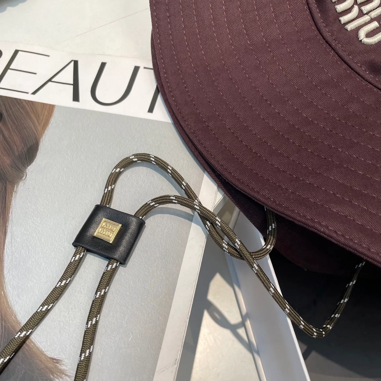 P80 MiuMiu Miu Miu's new fisherman hat | Large brim ~ Increased sun protection range, quality details are in place ~ Hats have always been an inseparable item in daily matching. The fisherman hat will never go out of style. This Miu family has always been loved by everyone. It is casual, versatile, sunproof and comfortable. It feels very soft but does not affect its shape at all. ​