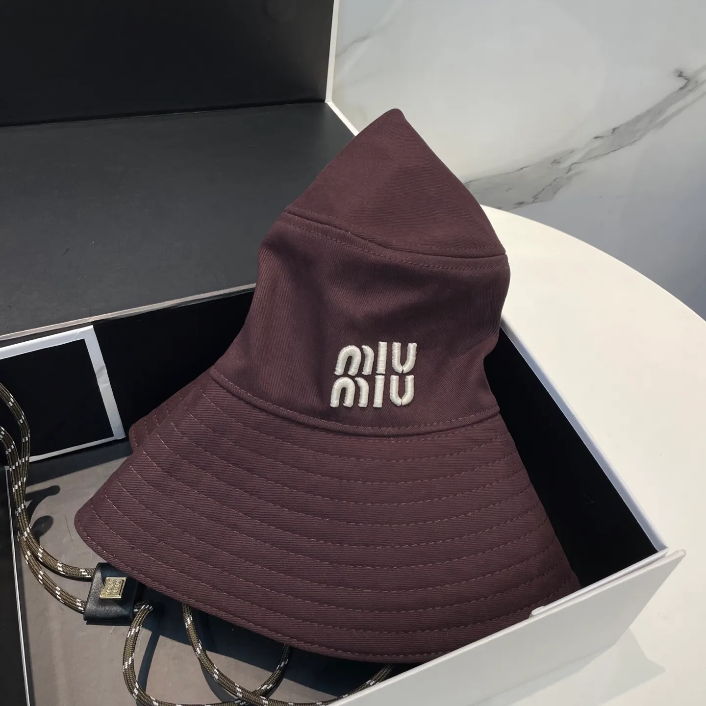 P80 MiuMiu Miu Miu's new fisherman hat | Large brim ~ Increased sun protection range, quality details are in place ~ Hats have always been an inseparable item in daily matching. The fisherman hat will never go out of style. This Miu family has always been loved by everyone. It is casual, versatile, sunproof and comfortable. It feels very soft but does not affect its shape at all. ​