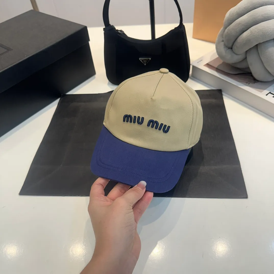 P56 MiuMiu Miu Miu girl's daily baseball cap. A very versatile baseball cap. Classic embroidered logo. Black and white contrasting colors. Versatile and fashionable.