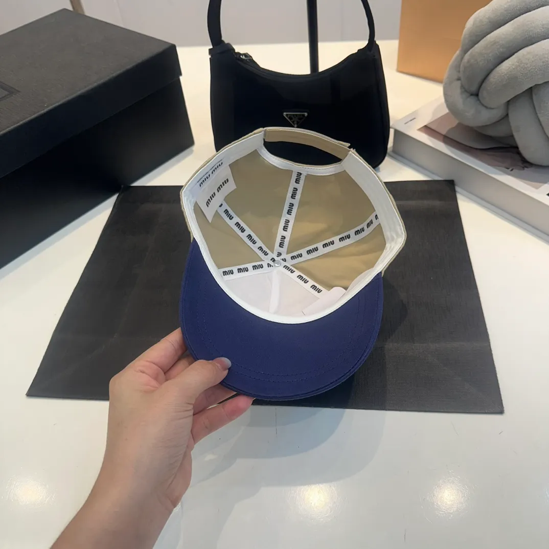 P56 MiuMiu Miu Miu girl's daily baseball cap. A very versatile baseball cap. Classic embroidered logo. Black and white contrasting colors. Versatile and fashionable.