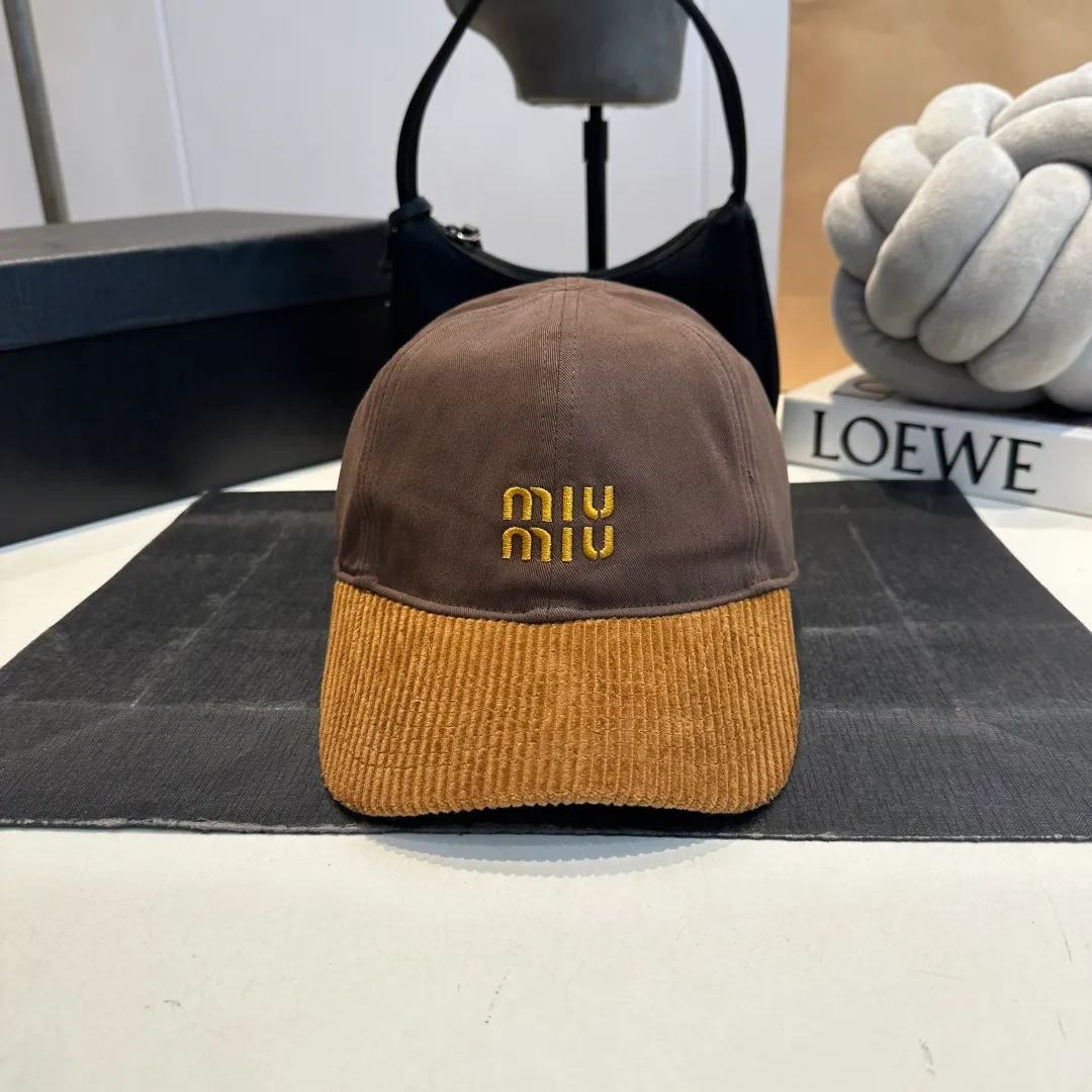 P60 MIU MIU new baseball cap This denim denim baseball cap is decorated with MIUMIU Cruise embroidered micro logo on the side, highlighting the simple brand style and creating a refined, comfortable and charming look.