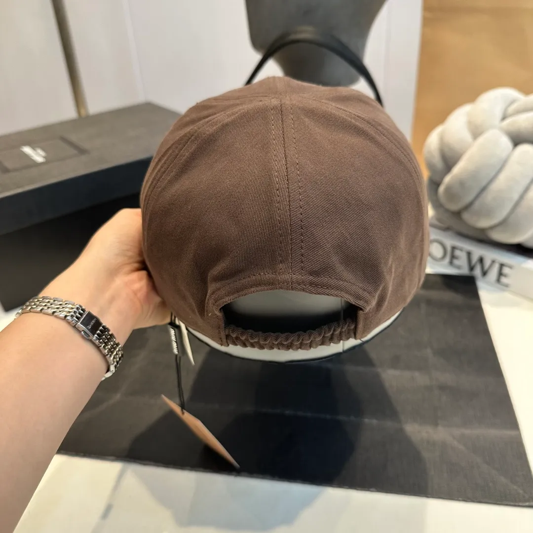 P60 MIU MIU new baseball cap This denim denim baseball cap is decorated with MIUMIU Cruise embroidered micro logo on the side, highlighting the simple brand style and creating a refined, comfortable and charming look.