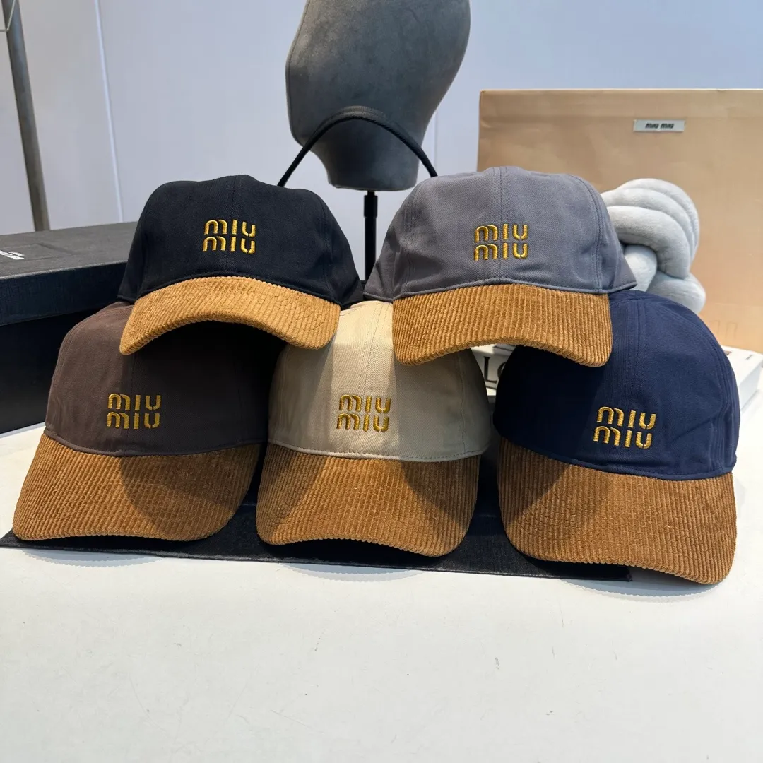 P60 MIU MIU new baseball cap This denim denim baseball cap is decorated with MIUMIU Cruise embroidered micro logo on the side, highlighting the simple brand style and creating a refined, comfortable and charming look.