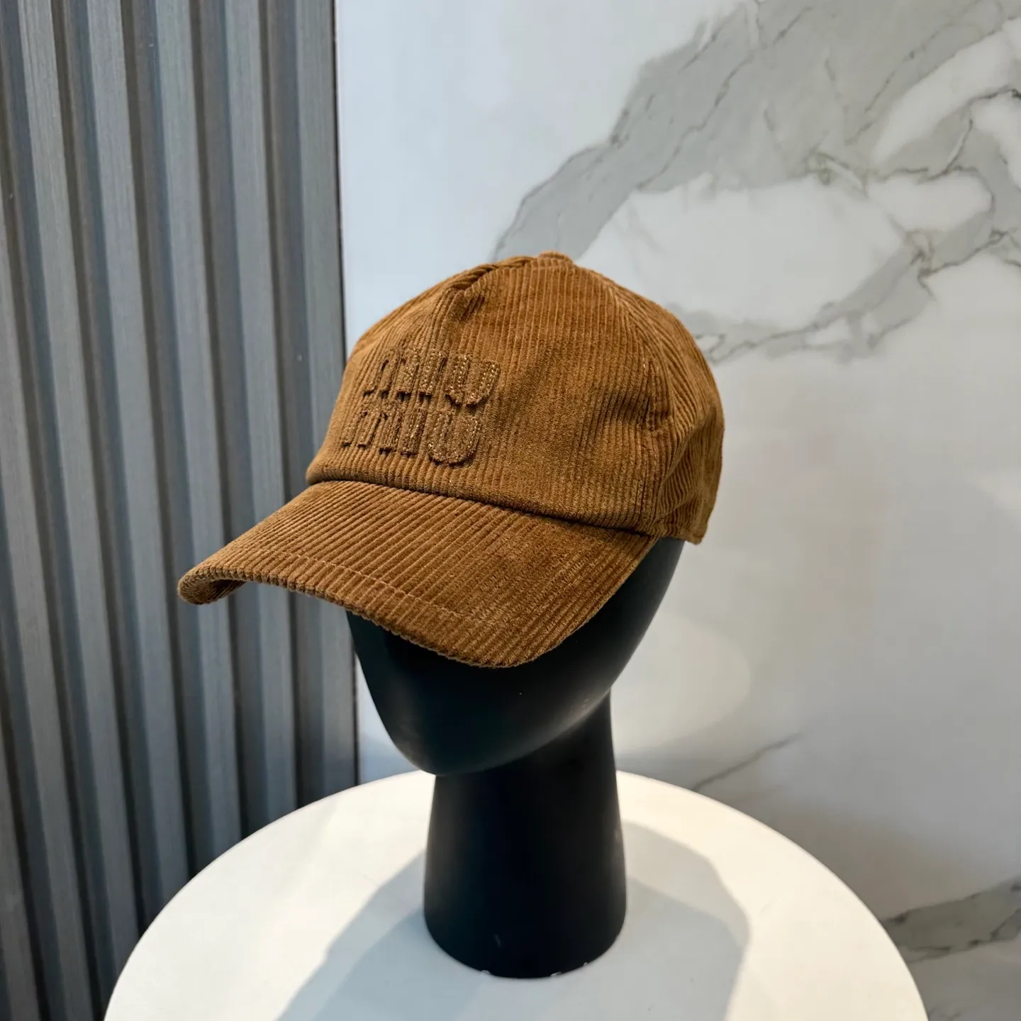 P70 miumiu limited new corduroy baseball cap, corduroy textured peaked cap. A very attractive baseball cap🧢~Same style for men and women. It brings a sense of atmosphere when you go out every day. It feels great to change it occasionally.