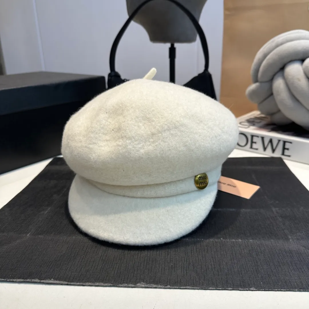 P70 miumiu's new wool autumn and winter octagonal hat is the one that shows off your face! A solid color hat🧢 is a permanent and versatile style!