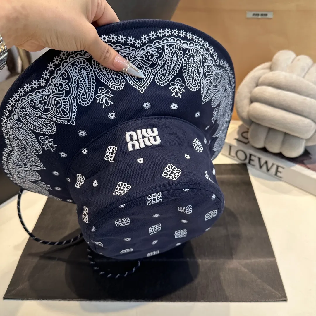 P70 Miumiu Miumiu new order style embroidered graffiti bucket hat🧢big brand style is super easy to match, get it now!
