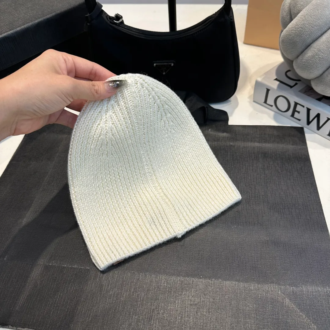 P50 MiuMiu Miu Miu's best-selling model, miumiu's new fall and winter counter knitted woolen hats for men and women, with first-class texture, perfect for going out on the street!