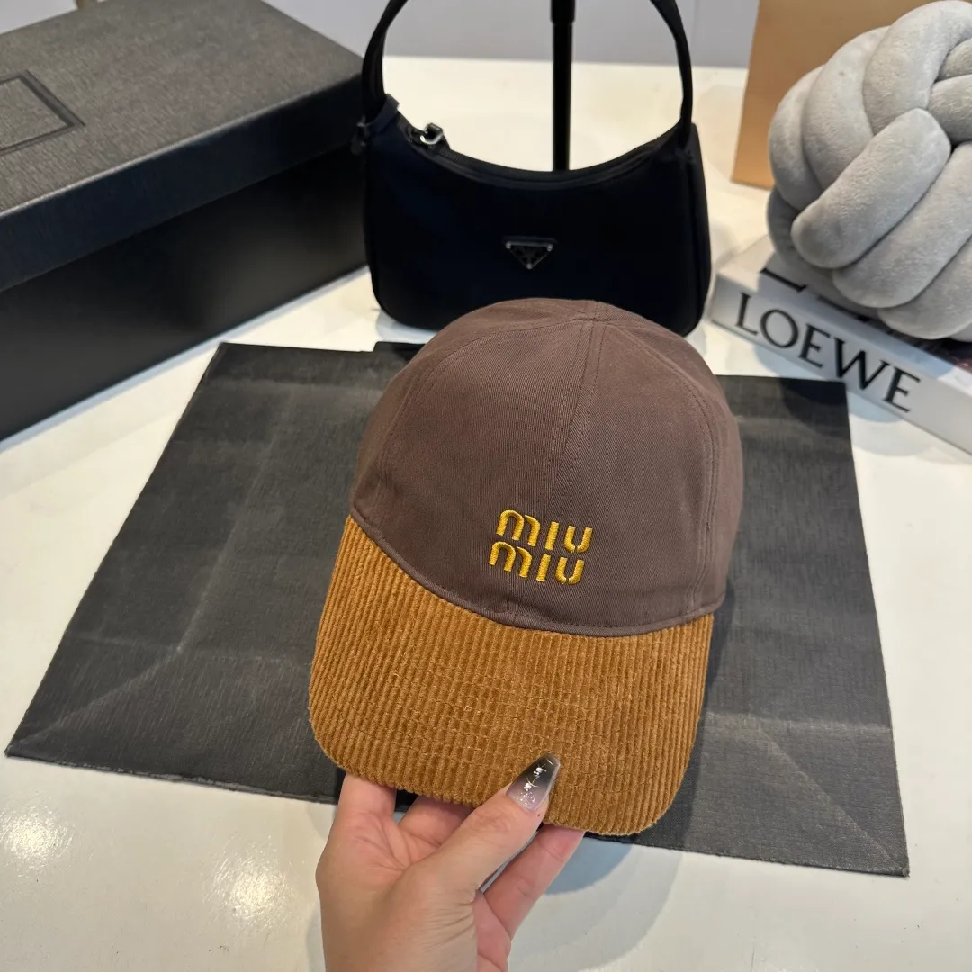 P60 MIU MIU new baseball cap This denim denim baseball cap is decorated with MIUMIU Cruise embroidered micro logo on the side, highlighting the simple brand style and creating a refined, comfortable and charming look.