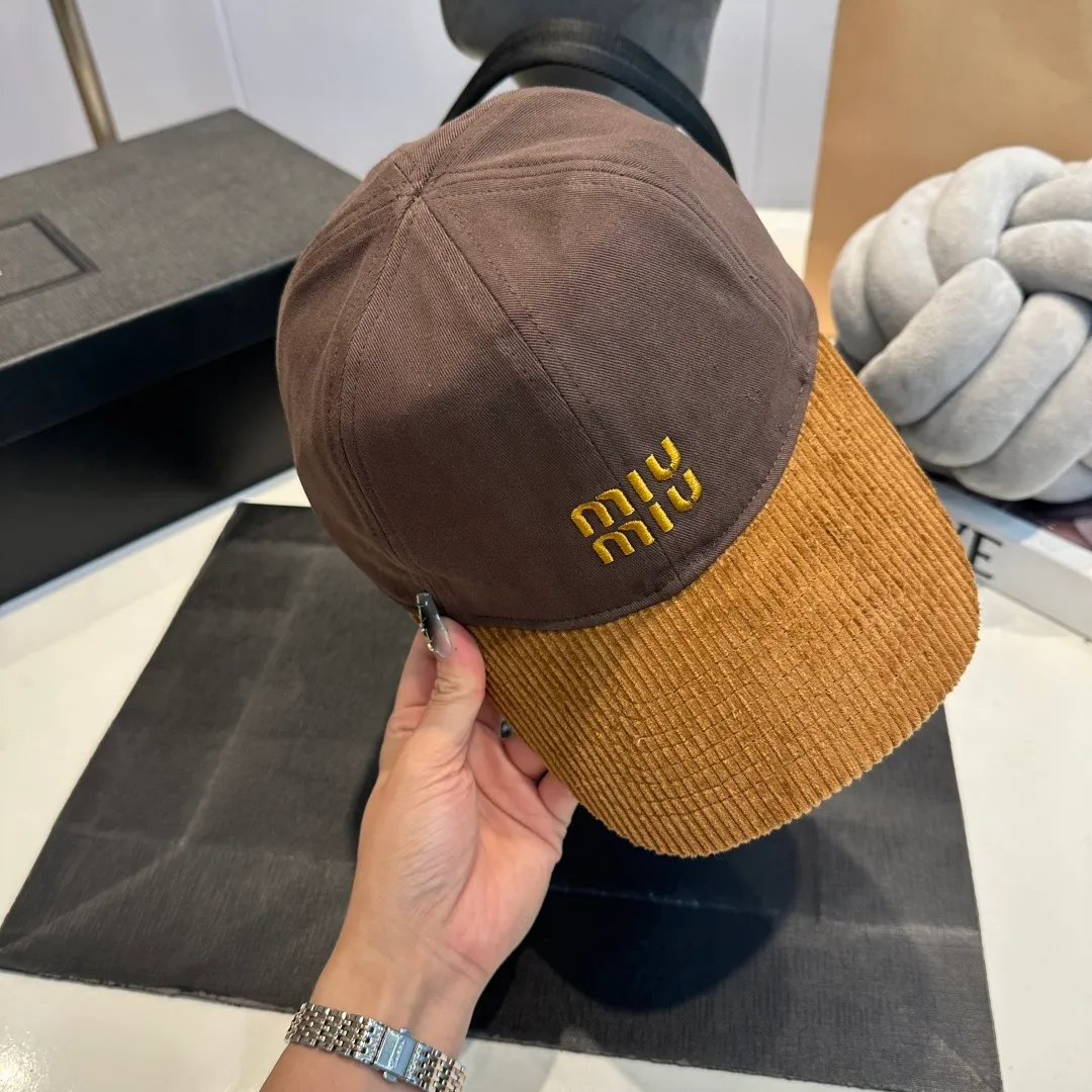 P60 MIU MIU new baseball cap This denim denim baseball cap is decorated with MIUMIU Cruise embroidered micro logo on the side, highlighting the simple brand style and creating a refined, comfortable and charming look.