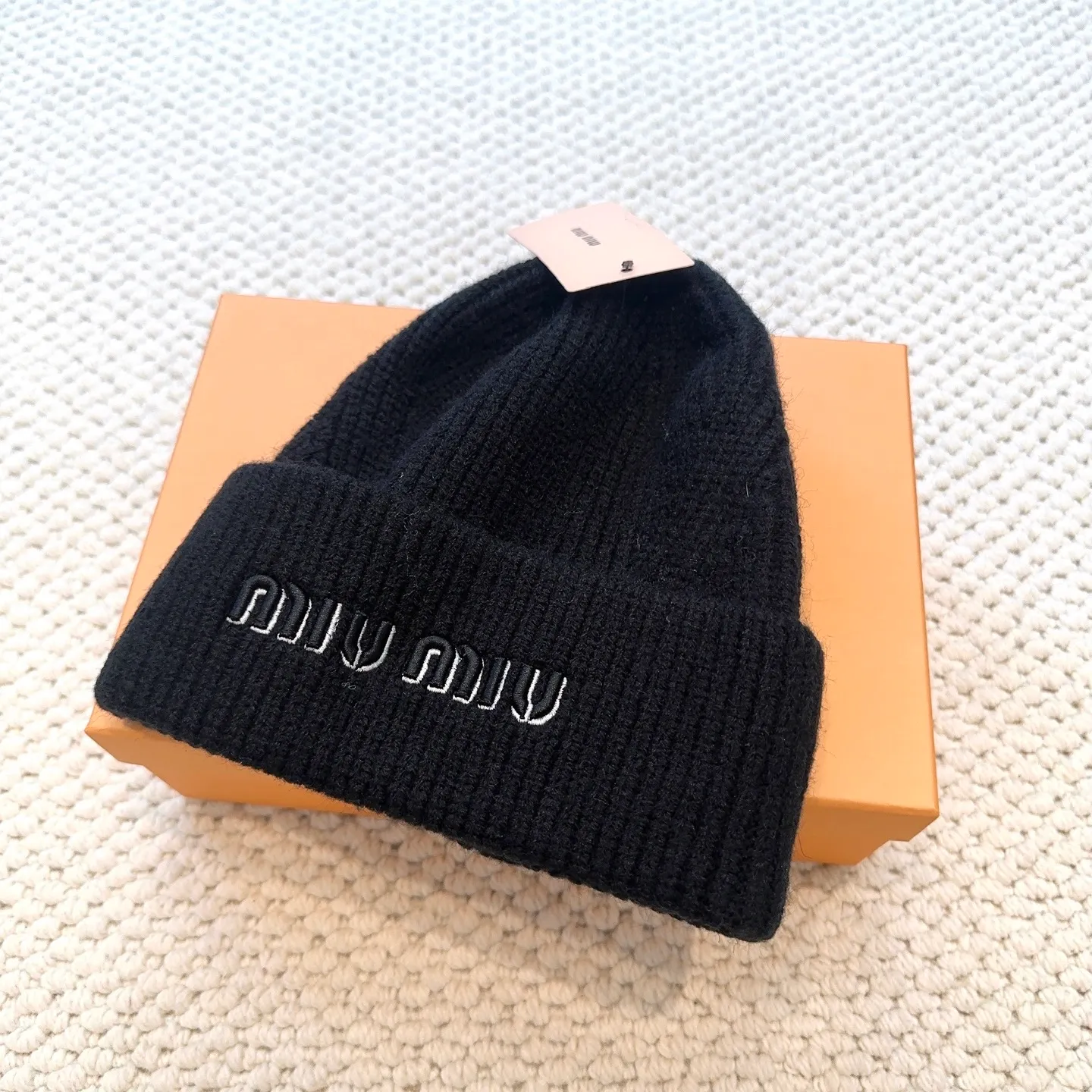 P50 miumiu Miu Miu counter's popular embroidered logo knitted hat! Xiaohongshu’s new product is released, it’s so 🉑️, high-elastic fabric, classic colors, same style for men and women.
