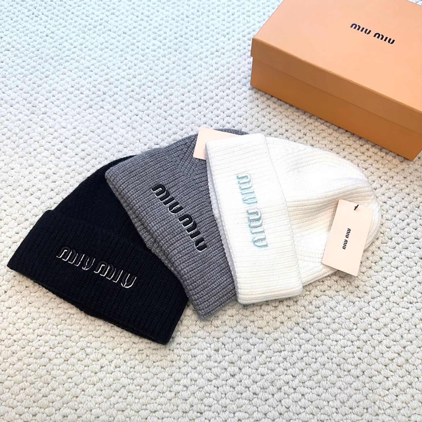 P50 miumiu Miu Miu counter's popular embroidered logo knitted hat! Xiaohongshu’s new product is released, it’s so 🉑️, high-elastic fabric, classic colors, same style for men and women.