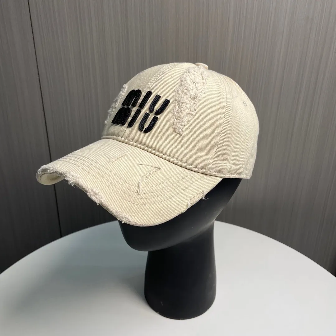 P56 MIUMIU～25 spring new baseball cap This hat is so beautiful! The hole design adds a bit of casualness and uninhibitedness, allowing you to easily wear it with casual wear or sportswear.