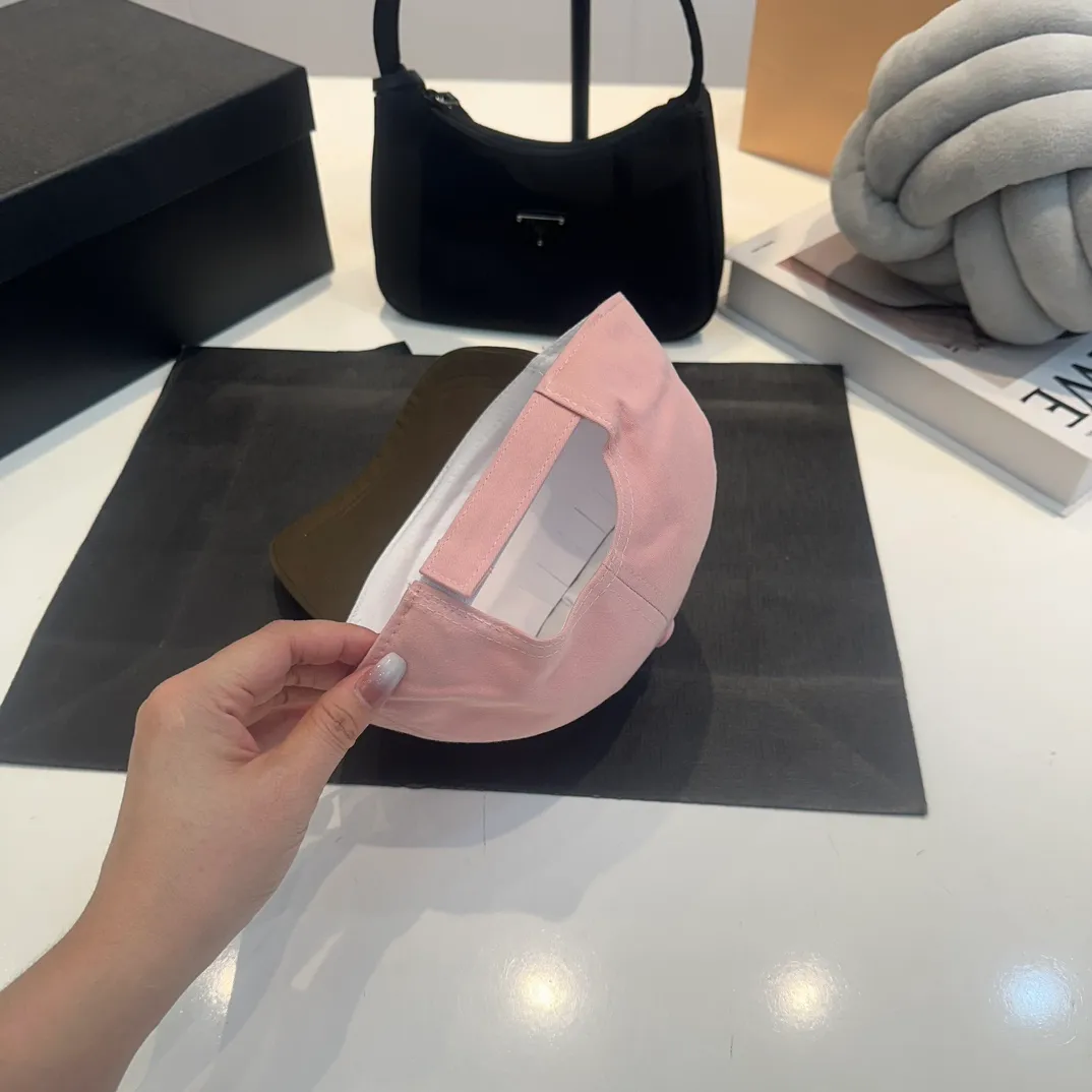 P56 MiuMiu Miu Miu girl's daily baseball cap. A very versatile baseball cap. Classic embroidered logo. Black and white contrasting colors. Versatile. Fashionable.