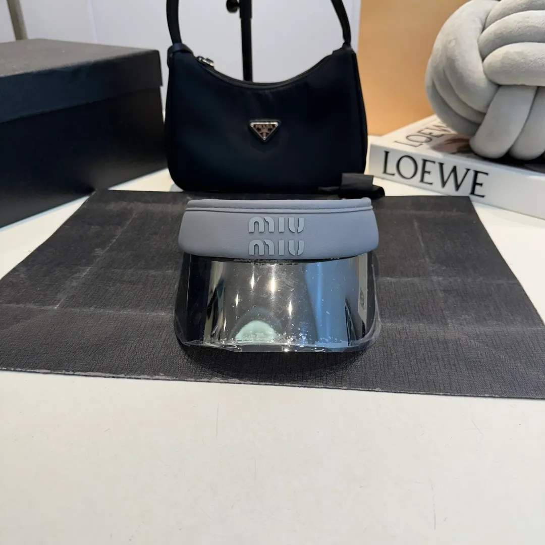 The P50 MiuMiu hot style empty top hat is here~ I can’t help but share it with you right away. It’s a new and super beautiful empty top hat. It’s a hat that many Jimei are looking for in summer. It’s a must-have for outdoor activities such as playing golf. It’s a must-have for both fashion and function. 🤍Treasure style, the top is very beautiful!