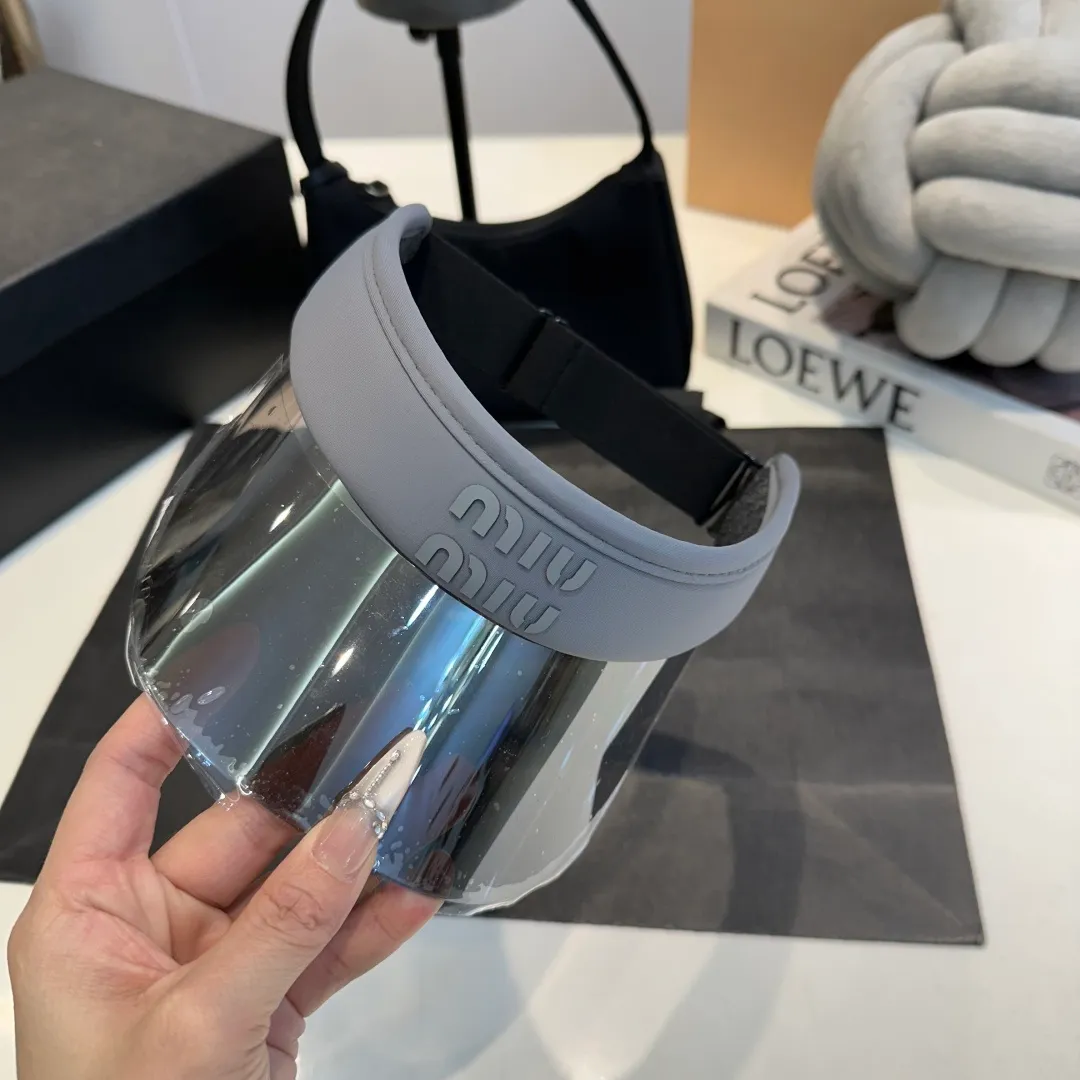 The P50 MiuMiu hot style empty top hat is here~ I can’t help but share it with you right away. It’s a new and super beautiful empty top hat. It’s a hat that many Jimei are looking for in summer. It’s a must-have for outdoor activities such as playing golf. It’s a must-have for both fashion and function. 🤍Treasure style, the top is very beautiful!