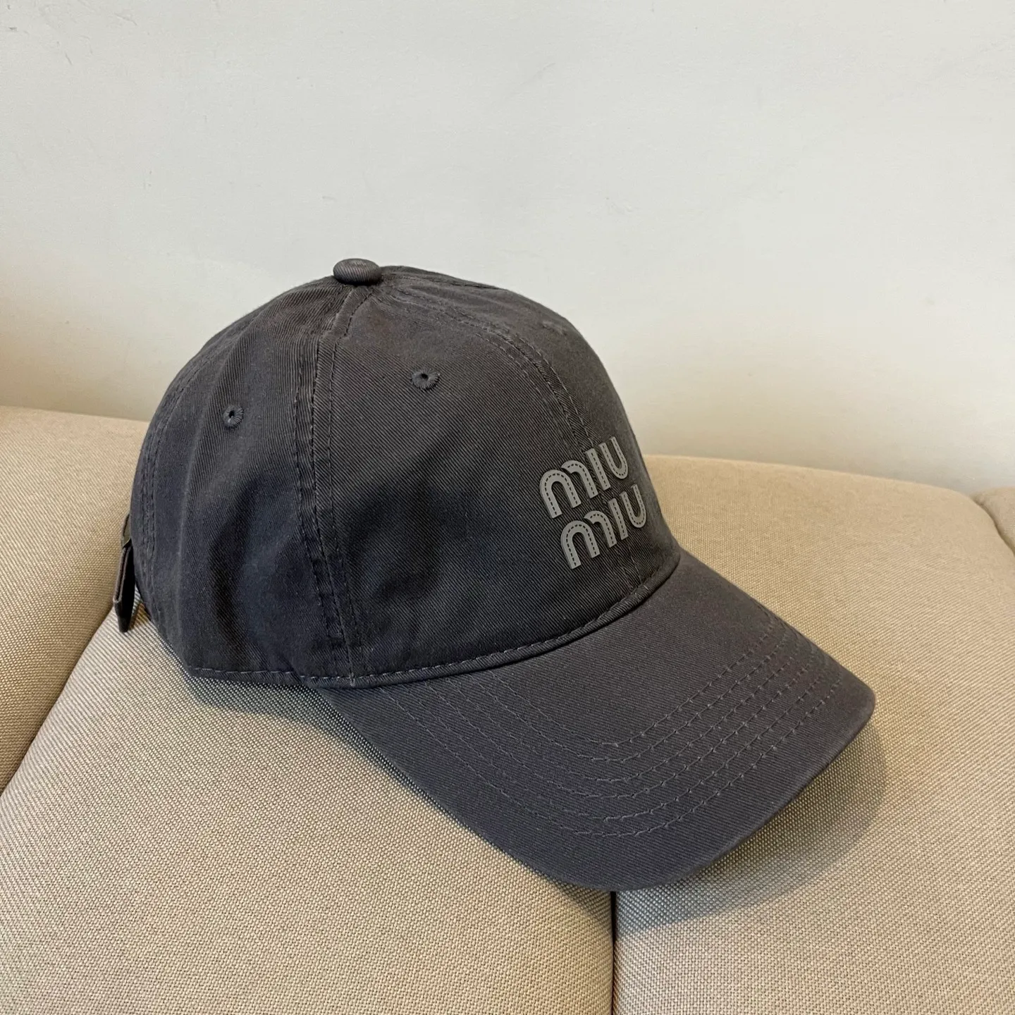 P54 miumiu original spring and summer new baseball cap, authentic mold customization, original workmanship is meticulous and the quality is superb!