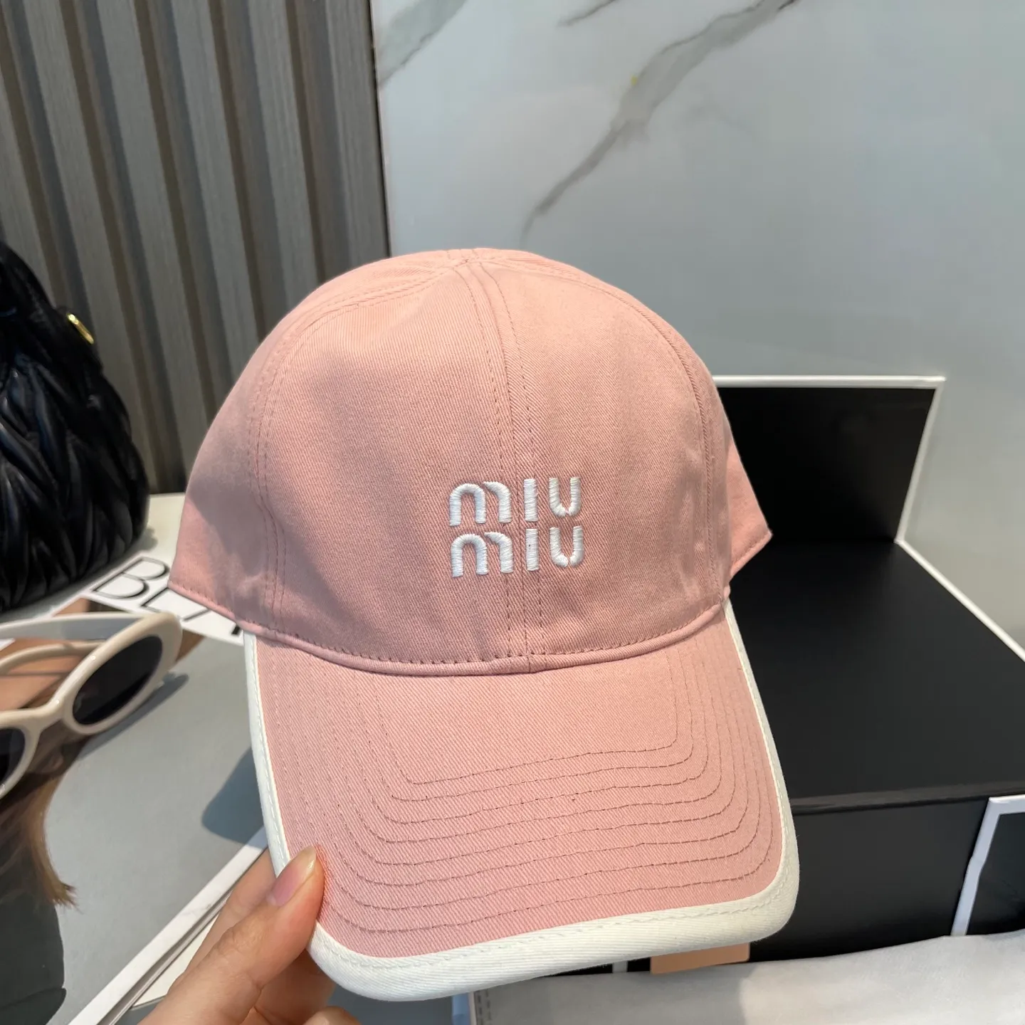 P60💛 Comes with dust bag. [Miumiu Miu Miu] New order style embroidered baseball cap🧢Big brand style is super easy to match, hurry up and get it!