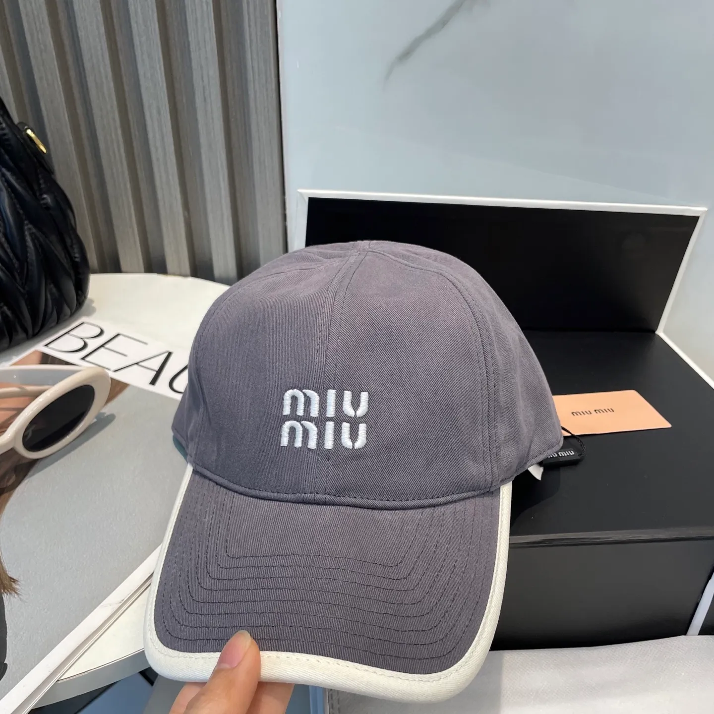 P60💛 Comes with dust bag. [Miumiu Miu Miu] New order style embroidered baseball cap🧢Big brand style is super easy to match, hurry up and get it!