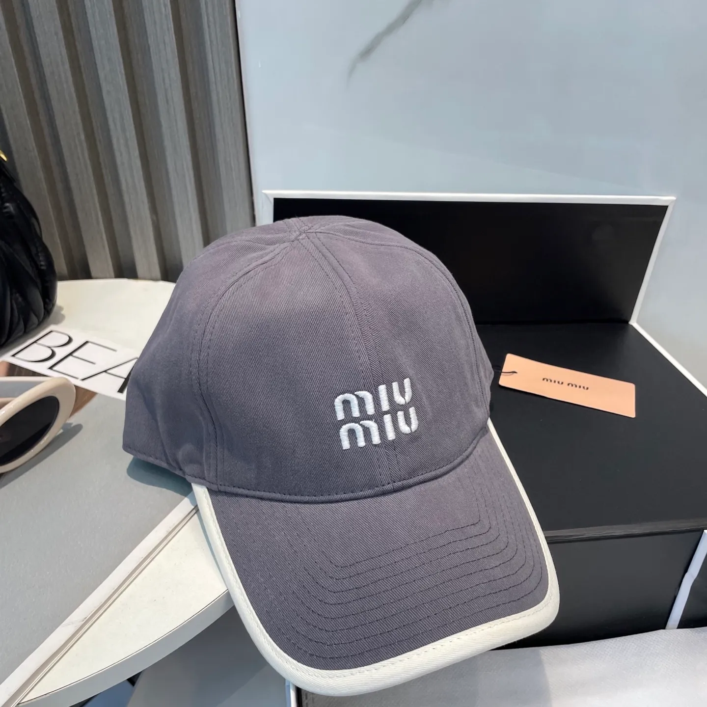 P60💛 Comes with dust bag. [Miumiu Miu Miu] New order style embroidered baseball cap🧢Big brand style is super easy to match, hurry up and get it!
